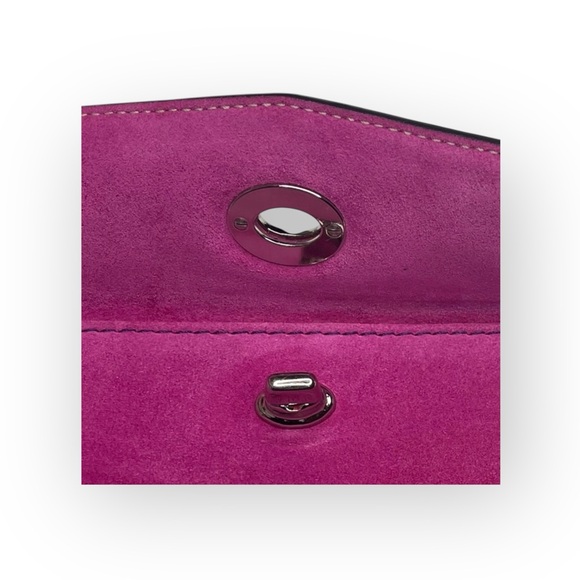 Vintage 90’s: Coach ❃ Suede Turnlock Wristlet Bag ❃ Magenta + Silver Hardware ❃ - Picture 10 of 16